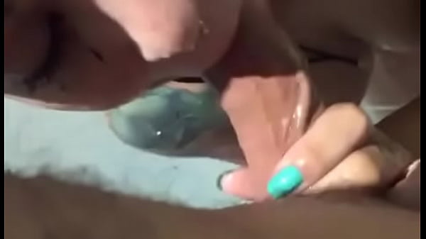 شرموتة  لبنانية تنتاك من حبيبها في الحمام