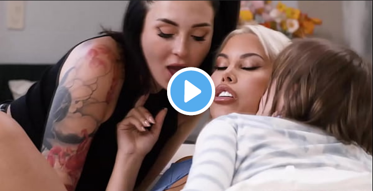 ثلاثة فتيات شقراوات ساخن