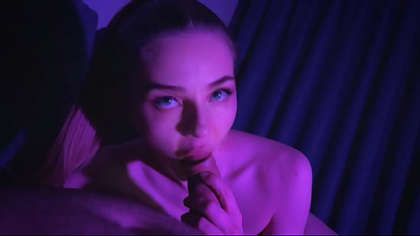 Миниатюрная Люси отсосала член и села на него. Жаркий секс с красивой девушкой