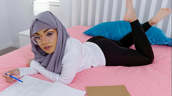 Stepbro Helps His Hijab Stepsis Draw Attention from All the Boys at School – Hijablust