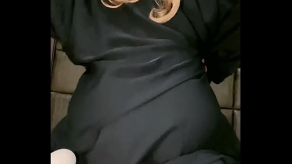 شرموطه تفصخ عبايتها وتنيك طيزها ب زب صناعي اسود