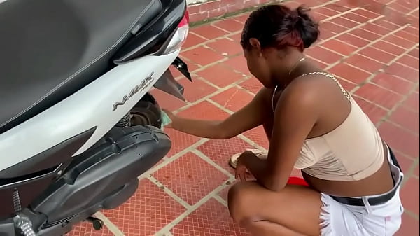 me exito al ver a mi vecina lavar su moto asi que la convido a follar y me corro dentro de su pussy